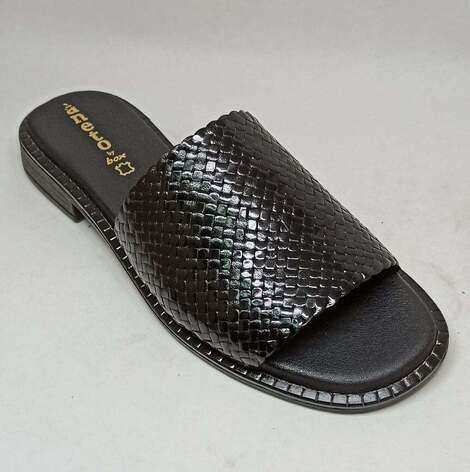 Δερμάτινο σανδάλι με σχέδιο ψάθα - Μαύρο