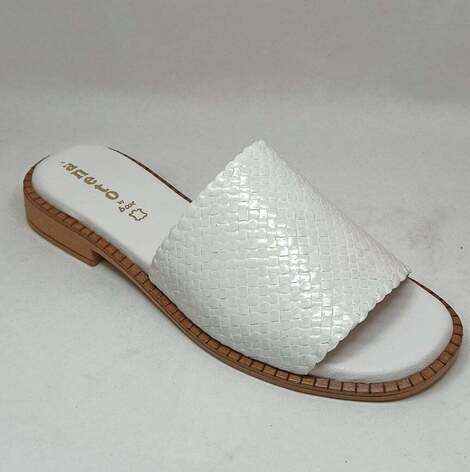 Δερμάτινο σανδάλι με σχέδιο ψάθα - Λευκό