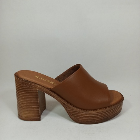 Ragazza πεδιλα