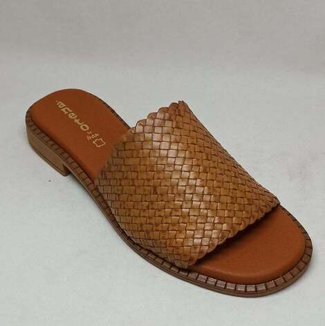 Δερμάτινο σανδάλι με σχέδιο ψάθα - Φυσικό